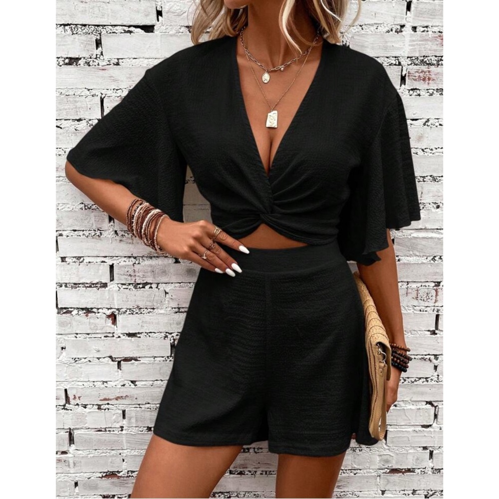 Black 2 Piece Women's Shorts and V Neck Short Sleeve Blouse size large 8/10